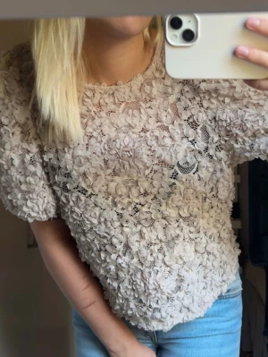 Beige blommig spetsblus - Säljer min fina tröja ifrån Lindex då den inte kommer till användning! 💕