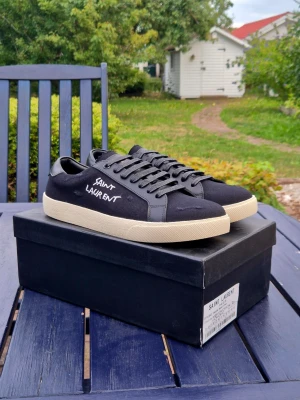 Saint Laurent svarta  - Svarta sneakers från Saint Laurent, storlek 43, originaltexten medföljer, endast testade.