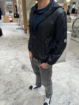 Svart windbreaker  - Svart windbreaker stilren och billigt