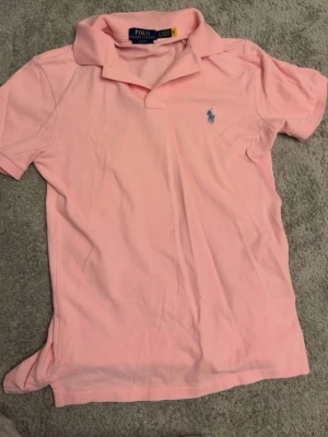 Ljusrosa pikétröja från Polo Ralph Lauren - Snygg ljusrosa pikétröja från Polo Ralph Lauren storlek S slimfit, köpt för 1799kr knappt andvänd. Pris kan diskuteras såklart