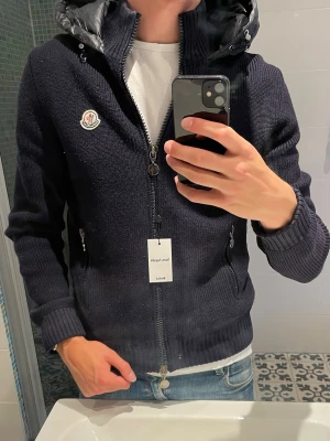 Moncler cardigan  - Extremt fint skick. Modellen är 185cm. Nypris över 12.000kr. Färg navy. Storlek M. Hör av dig vid frågor 