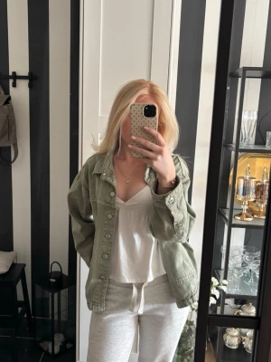 Ljusgrön jeansjacka från 157 - Snygg ljusgrön jeansjacka från 157 i storlek S🤍