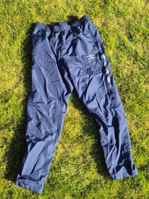 Umbro träningsbyxor - Har en liten fläck på sig från limm. Går inte bort