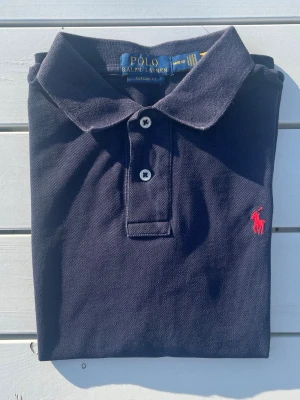 polo ralph lauren pikétröja - polo ralph lauren piké – navy, strl M   • modell: classic Fit • storlek: M (10–12 år) • färg: navy/mörkblå • klassisk ralph lauren-logga i rött  tröjan är i mycket fint begagnat skick och har mycket kvar att ge. se bilder för skick och detaljer.  skickas snabbt och packas noggrant!