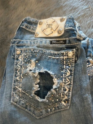 Miss Me Jeans - Storlek 27, Mått: midja 36cm, innerbenslängd 83cm