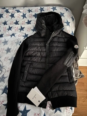 Moncler Cardigan  - En jättefin moncler cardigan, helt ny!! Säljer pga av den var alldeles för stor.