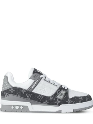 Louis Vuitton gråvita sneakers - Säljer ett par gråvita Louis Vuitton sneakers med klassiskt monogrammönster. Skorna har låga kanter, vita och grå detaljer samt en robust sula. Materialmix av läder och textil ger en lyxig känsla och unik look.