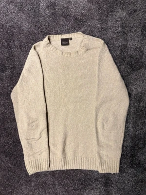 Beige stickad tröja Oscar Jacobson - Klassisk beige stickad tröja från Oscar Jacobson. Ny pris ca 1200kr. Bra skick. Storlek L( men har krymp lite så passar bäst S o M).
