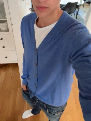 Cardigan Tröja i Cashmere - Säljer denna sjukt feta Cardigan-tröjan från Tom Rusborg i Cashmere-blend. Fint skick, storlek M. Modellen på bilden är 187cm, 75kg.