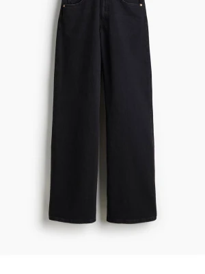 Svarta vida jeans med hög midja från H&M - Snygga svarta jeans med hög midja och raka, vida ben. Klassisk femficksmodell i kraftigt denimtyg. Perfekta för dig som gillar en avslappnad och trendig look. Aldrig använt. Storlek 36. 