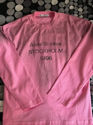 Rosa långärmad t-shirt Acne Studios - Tröjan är storlek S men passar M/L, helt oanvänd.
