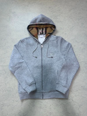 Burberry zipper - 🤩 Helt ny Burberry zipper i storlek S. Oanvänd och i nyskick, med en bekväm passform och stilren design. Perfekt till vardags eller för en clean outfit.  Storlek: S  Skickas snabbt och smidigt 📦 Hör gärna av dig vid intresse!