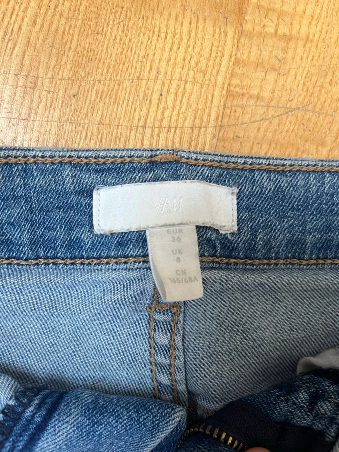 Blå slitna jeansshorts - 2