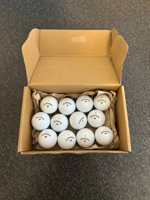 Vita golfbollar från Callaway - Säljer ett gäng vita golfbollar från Callaway. Klassisk rund form med dimple-mönster och tydlig logga. Perfekta för dig som vill fylla på golfbagen inför säsongen. Kommer i en enkel kartong.