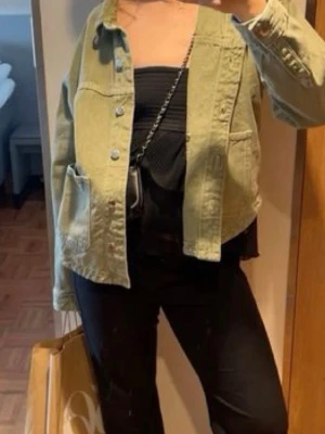 Grön jeansjacka från Zara - Jag säljer min gröna jeansjacka från Zara då den inte används mer. Den är i nytt skick och hr endast använts ett fåtal gånger! Den passar perfekt för våren,sommaren eller tidig höst!❣️❣️