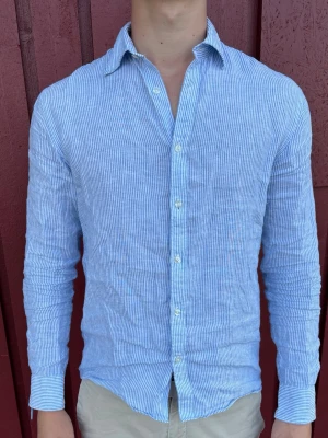 John Henric linneskjorta - Fint skick | Bekvämt material | Small | Casual fit | Modellen är 187