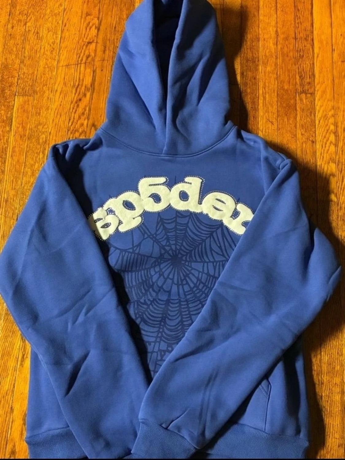 Blå hoodie med spindelnätsmönster