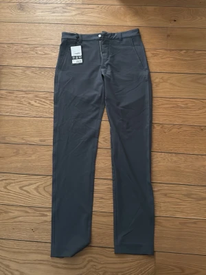 Mörkgrå golfbyxor från FootJoy - Snygga mörkgrå golfbyxor från FootJoy. De är helt oanvända och lappen sitter kvar. Storleken är W30/L32. Byxorna kostade 899kr så detta är verkligen ett bra pris eftersom detta är som att köpa från deras hemsida! Skriv gärna om du har frågor!