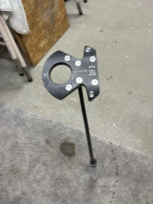 Svart golfputter DF3 - Säljer min lab df3 nu när jag har fått en ny putter för jag inte gillar zero torque har använd kanske 10 gånger på golf banan det är en 34 inch. OBS! kan inte sicka i insta box