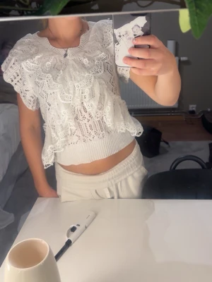 Vit spetsblus med volanger - Knappt använd💗