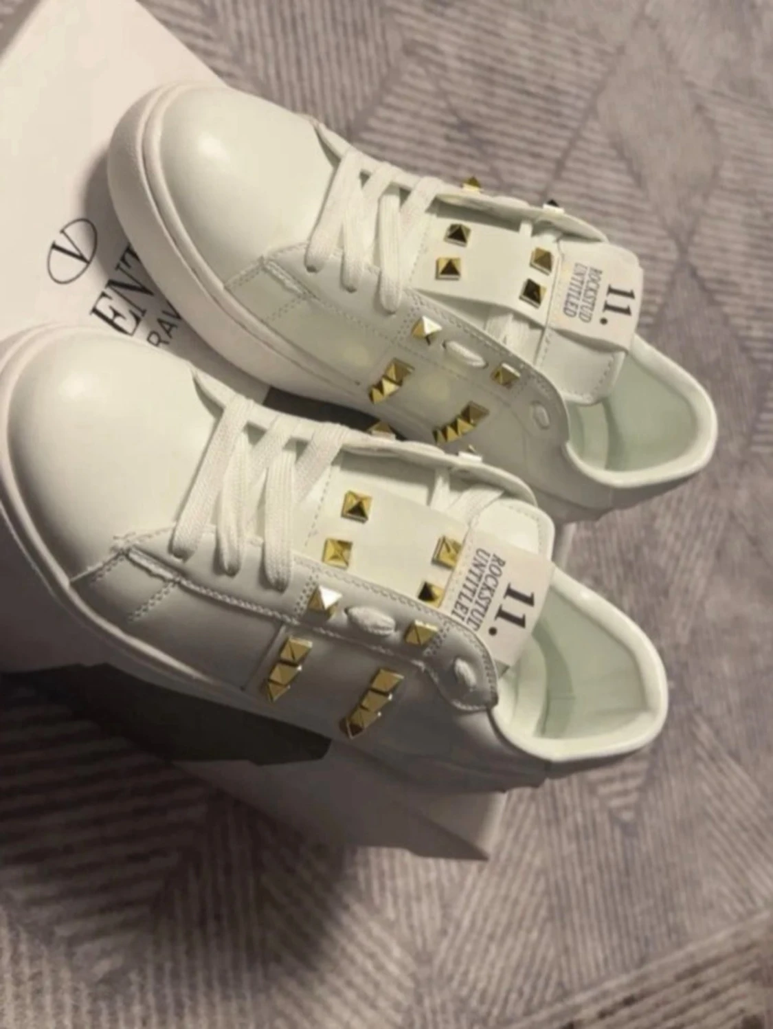 Vita sneakers med gulddetaljer - 1