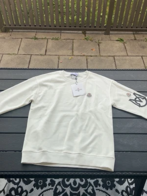 Tröja - Säljer en fet moncler tröja i färgen vit, Storlek M fast passar xs, skulle säga det passar nån perfekt om man är 163-167. Kom privat för frågor och bilder