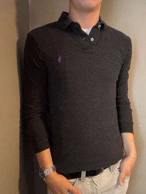 Svart Ralph Lauren långärmad piké – m slim fit - Säljer denna stilrena och snygga svarta  Ralph Lauren långärmade pikén. Den är i mycket bra skick och storlek m slim fit. Har du några frågor? Tveka inte att höra av dig. Allt gott från Deluxe garderoben ⭐️ 