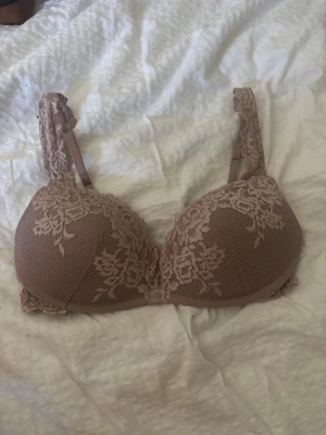 Ljus rosa push-up bh med spetsdetaljer - Snygg rosa push-up bh från intimissimi, säljs inte längre! Super skön men säljer då den inte passar längre💖
