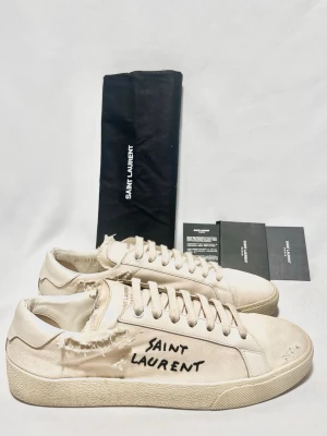 Saint Laurent Sneakers  - Populära och eftertraktade skor från Saint Laurent! Väldigt fint skick och alla slitningar är design. Storlek 41,5 men passar 42. Kontakta mig för fler frågor och funderingar!