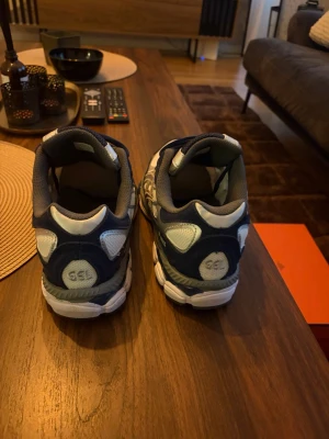 Asics GEL sneakers blå och vita - Säljer ett par äkta Asics gel nyc dom är nästan helt nya men dom är såpas bra skick så jag inte kan lägga dom i kategorin mycket bra skick dom är äkta och köpta från jd sports för 1799