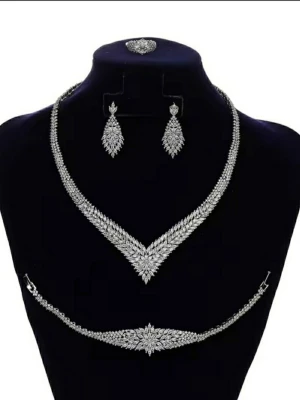Set smycken i silver - Säljer ett elegant smyckeset i silver färg med halsband, armband, örhängen. Alla delar har ett vackert mönster med små klara stenar som ger en lyxig känsla. Otroligt fint, vill egentligen inte sälja men behöver pengar just nu 💘