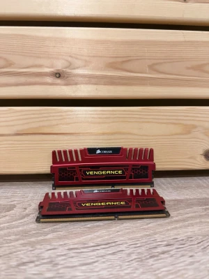 Corsair Vengeance RAM-minne 8 gb (2x4gb) DDR3 - Corsair Vengeance RAM-minne DDR3 i röd färg, två moduler med kylflänsar. 4 gb per sticka. Totalt 8 gb. 1600 MHz.