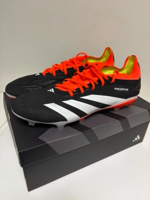 Adidas Predator PRO FG *Nya* - Nya!! Endast använda vid en fotografering inomhus.  Adidas Predator Pro FG har en mjuk och flexibel HybridTouch 2.0-överdel, adidas PRIMEKNIT-krage och en Controlplate 2.0-yttersula som ger bra grepp och precision.
