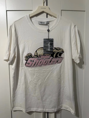 Trapstar T-shirt bomull  - Snygg vit T-shirt från Trapstar med london shooter tryck, den är i storlek M och är bomull.