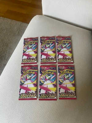 6 japanska Pokémon booster packs - Säljer 6 stycken japanska Pokémon booster packs från Scarlet & Violet-serien. Förpackningarna är färgglada med motiv av Gardevoir och har text på japanska. Perfekt för samlare eller dig som vill öppna nya kort! Packeten är OÖPPNADE och ÄKTA så passa på och köp.