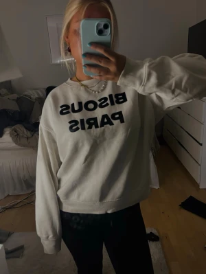Vit sweatshirt med tryck  - Säljer en oversized vit sweatshirt med svart text. Den är andvänd men i ett bra skick! Lite oversize! Skriv privat för frågor✌🏻❤️