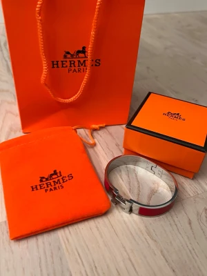 Rött H armband - Snyggt rött armband