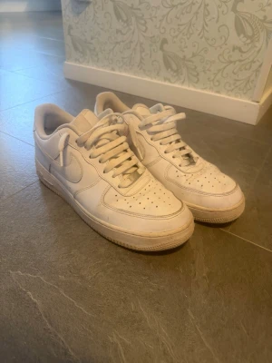 Air force 1 - Säljer ett par vita air force 1. Helt ok skick, lite smutsiga men inga skador eller liknande, tror dom skulle bli fina igen med en tvätt bara. 
