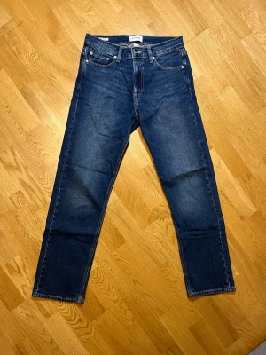 Blå jeans Jack & Jones - Säljer ett par klassiska blåa jeans från Jack & Jones i storlek w29/L32 modellen Relaxed/Chris. Jeansen har rak passform, klassisk femficksdesign och dragkedjegylf. Tillverkade i slitstarkt denimtyg som passar perfekt till en avslappnad stil. Vid frågor, extra bilder eller liknande är det bara att kontakta mig!