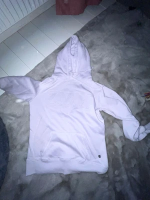Ljuslila hoodie från Zink - Säljer en ljuslila hoodie från Zink med stor huva och magficka. Tröjan har broderad logga på bröstet och är gjord i mjukt, fleeceliknande material på insidan. Perfekt för dig som gillar en enkel men snygg stil.
