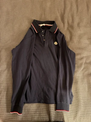 Moncler långärmad piké  - Snygg långärmad piké från Moncler, utmärkt skick utan några defekter, marinblå med vit/röda detaljer, Hör av dig vid frågor!😊