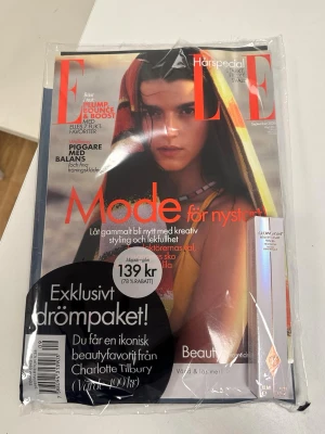 ELLE magasin + Charlotte Tilbury gåva - ELLE magasin i färgstark design med exklusiv beautygåva från Charlotte Tilbury. Magasinet är inplastat tillsammans med en sminkprodukt i kartong. Perfekt för dig som gillar mode, skönhet och att testa nya produkter.