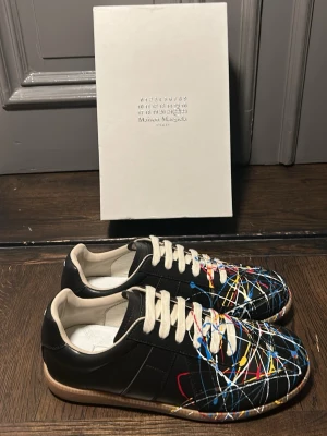 Maison margiela skor med paint splatter  - Svarta Maison margiela skor med paint splatter de kommer med box 