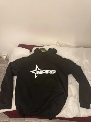 NOFS hoodie svart - Jätte fin hoodie NOFS svart, den har jätte fin passform plus att den går ihop med princip allt.