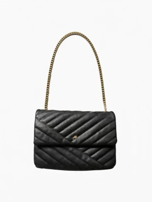Svart quiltad handväska med kedja - Stilren svart quiltad handväska med guldfärgad kedjerem. Väskan har ett elegant rutmönster och en liten gulddetalj på framsidan. Perfekt för dig som gillar klassisk och trendig design. Tillverkad i konstläder.