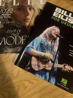 Billie Eilish poster tidning från Elle - Ena tidningen är från 2022, som ej säljs längre. Det finns massa posters och intervjuer i tidningen. Även skönhets tips osv. Har tidigare haft små testers som paket med hudkräm men det har gått ut så slängt. Den andra är en ukelele bok med många låtar och enkla ackord.  
