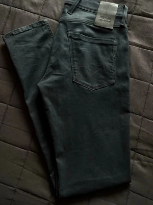 Replay hyperflex Anbass jeans - Ett par svarta replay jeans som jag ej använder längre och känner att någon annan har nytta av dessa. Gillar dessa väldigt mycket, det känns verkligen inte som jeans när man har på sig dessa. Extremt sköna. Hör av er vid frågor eller funderingar! ☺️