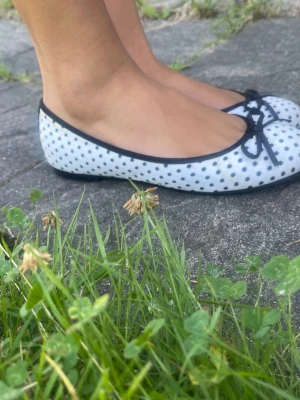 Polkadot ballerinaskor - Ballrina skor med polkadots, bara provat. Säljer bara för att dem är för små! 💞