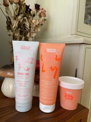 Umberto Giannini shampoo, balsam och hårbottenskrubb - Umberto Giannini Frizz Fix Conditioner, Hair Lengthening Shampoo och Grow Scrub. Balsamet och shampoot är använt en eller två gånger, hårbottenskrubben är öppnad men aldrig använd. Passar bra för lockigt eller vågigt hår.