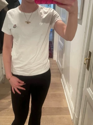 Moncler t-shirt  - Monclear t-shirt, används inte längre då ja endast använder min svarta. 😘😘